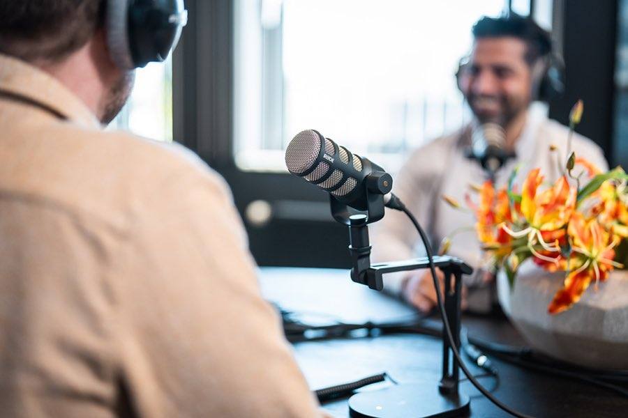 Aufnahme im Podcaststudio von Louwers Mediagroep