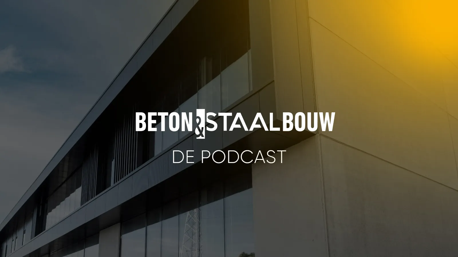 Logo van Beton & Staalbouw met de woorden "De Podcast" op een gevel van beton en glas