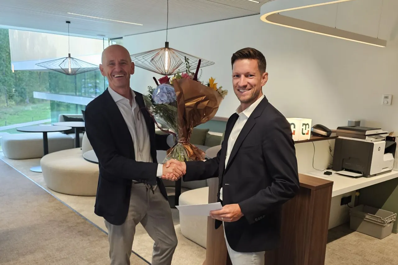 Felicitatie met bloemen op kantoor