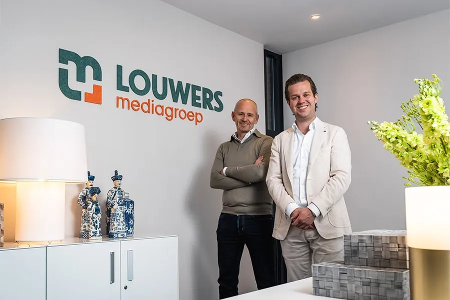 Het nieuwe logo van Louwers Mediagroep op kantoor