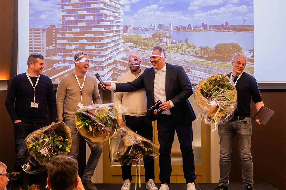 Prijswinnaars op het podium tijdens het Trespa | ArchiComm event