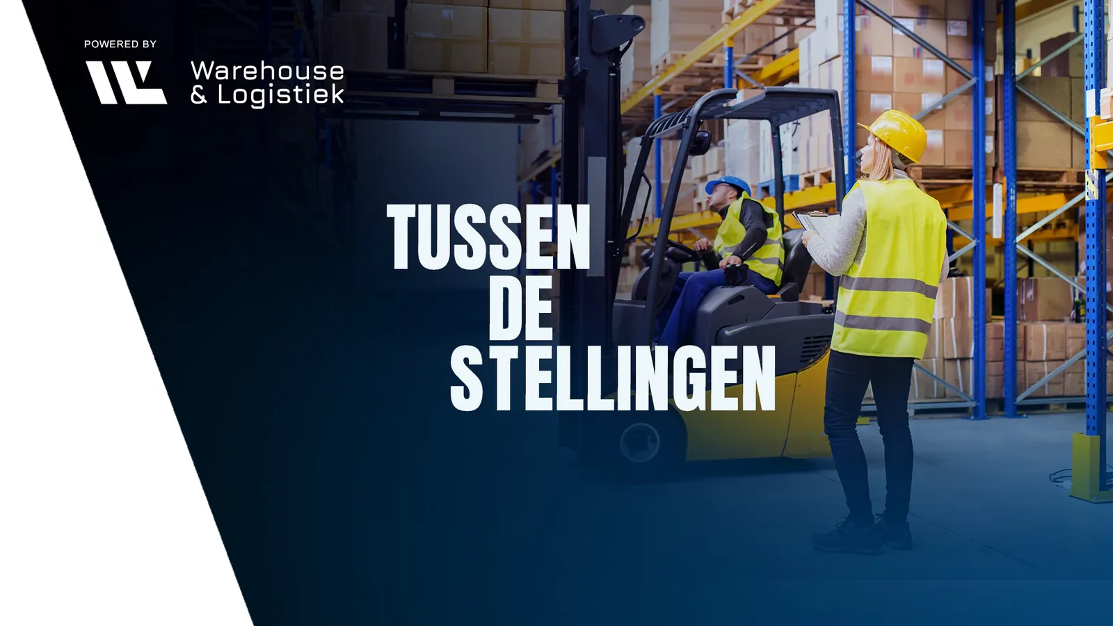 Podcastbild von Tussen de Stellingen mit dem Logo von Warehouse & Logistiek und einem Gabelstapler zwischen den Lagerregalen